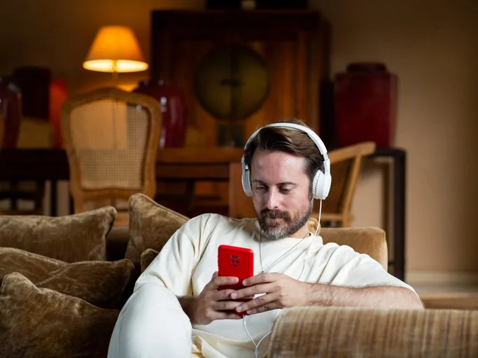 persona che ascolta inglese per migliorare la conversazione