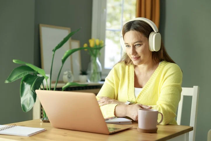 studente italiana che pratica conversazione inglese online