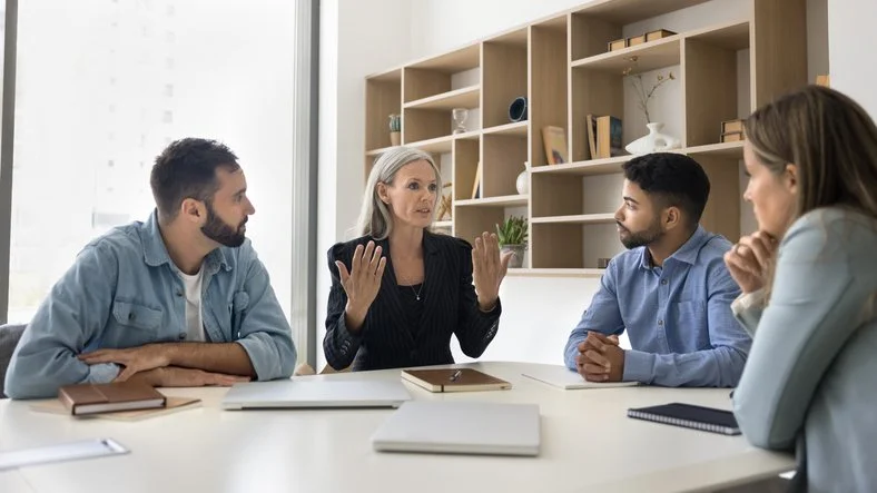 persone che discutono durante una riunione in inglese