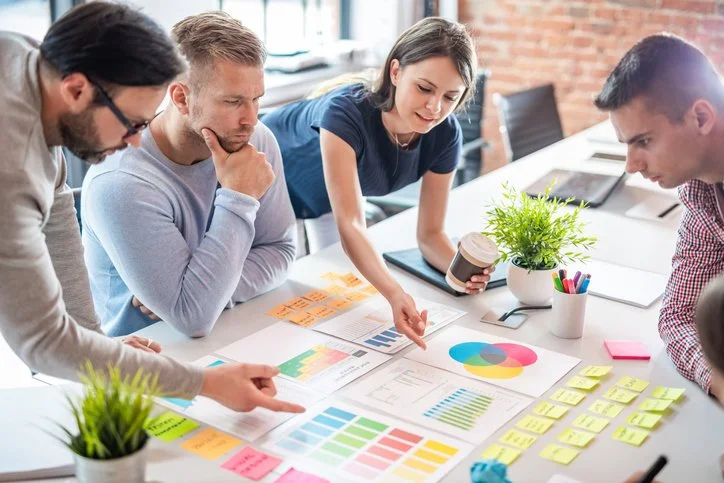 Professionisti che comunicano in inglese durante una riunione di lavoro