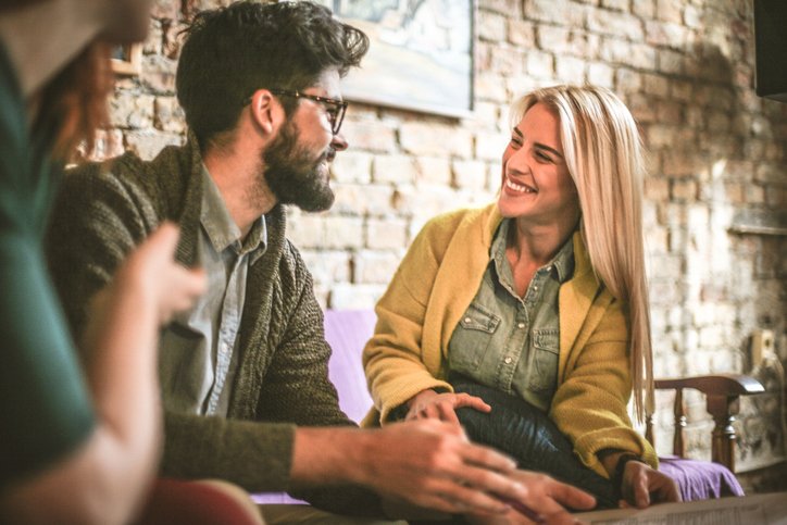 persone che parlano inglese in una conversazione reale