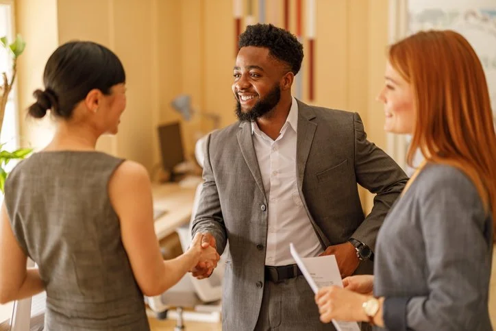 professionisti che parlano inglese durante una riunione di lavoro