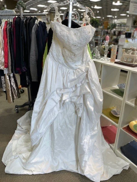 Elegant Wedding Gown with Chapel Train