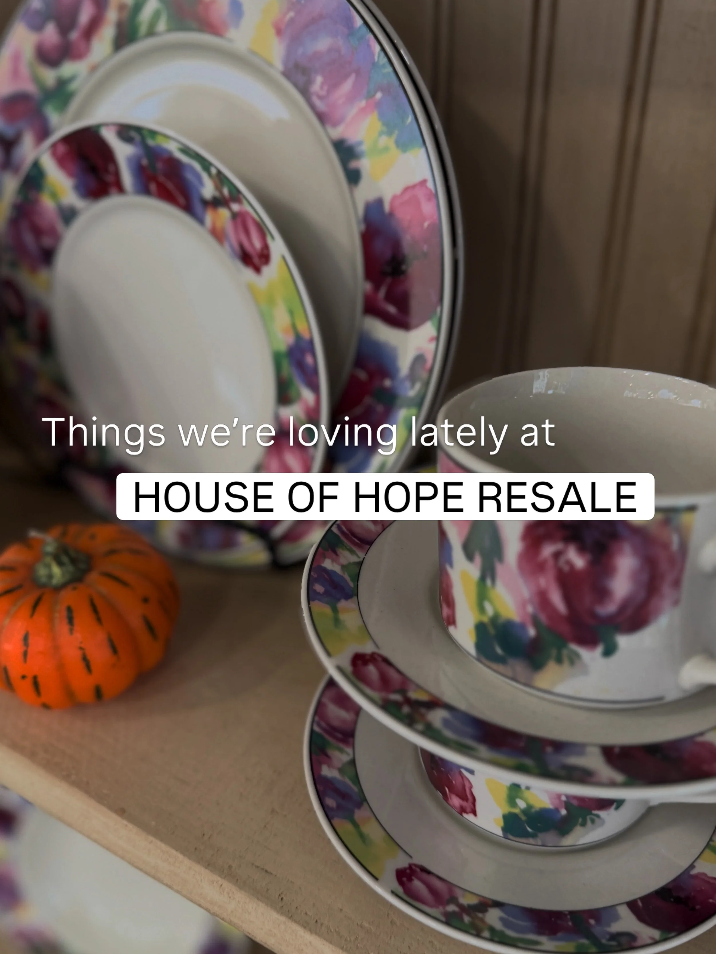 💫 just a few of our favorite things at House of Hope Resale.

Like &amp; comment FAVORITE and we&rsquo;ll send you our catalog. 
.
.
.
.
.
.
.
.
#lakezurichil #thriftingcommunity #palatine #barringtonil #arlingtonheights