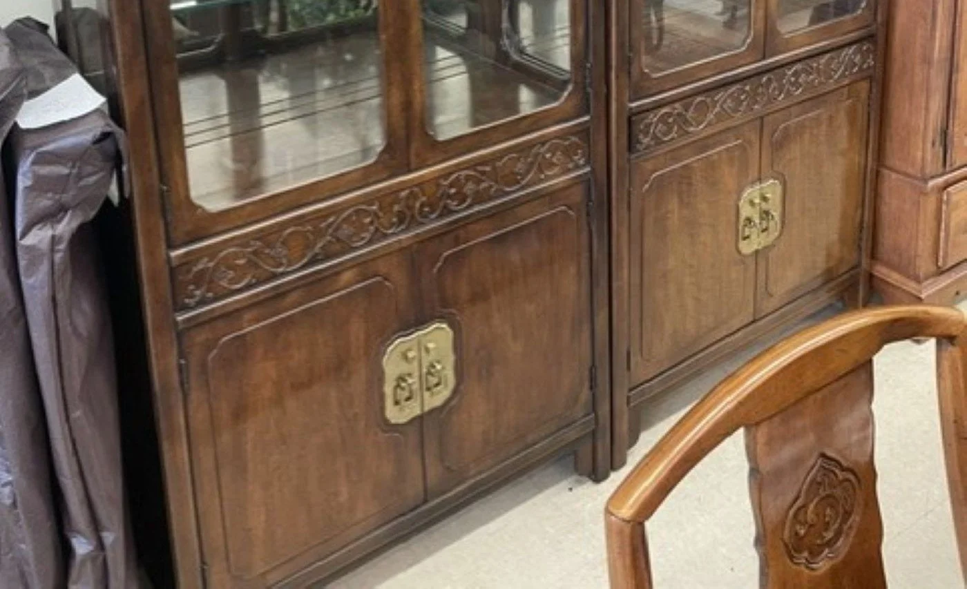 Henredon Dining Set Hutch clsoe up.jpg