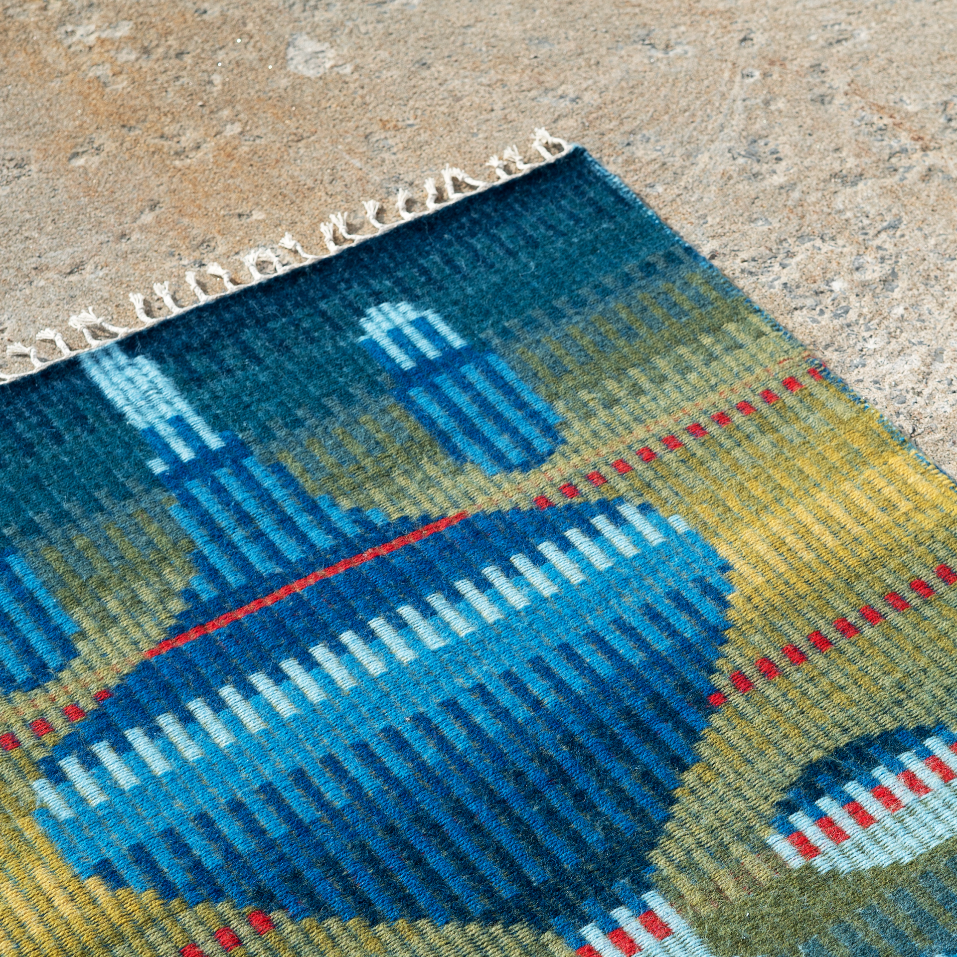 Blue Scroll, Red Flash