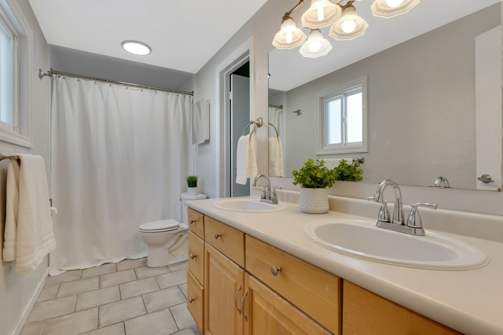 032-41 Delevan Dr-32_m.jpg