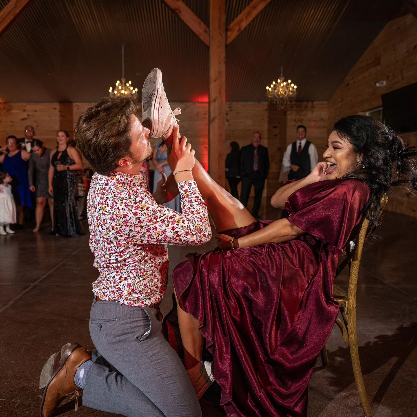 《 Let's get the party started! 🎉 This is how you take off a garter! 》
.
.
.
#OrlandoWeddingPhotographer #orlandovenue #garter #weddingday #partyvibes #weddingreception