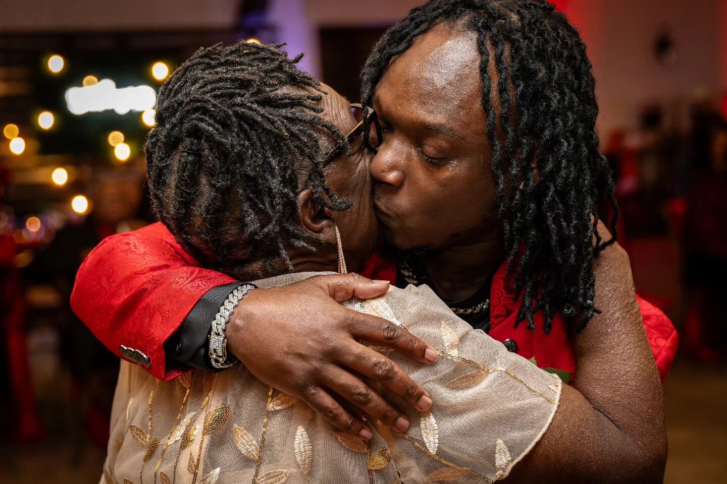 《 All of the emotions flooding out. This dance had the entire wedding crying. It was such a beautiful moment between the groom and his grandmother. 😭💕 》
.
.
.
#grandmother #WeddingDance #weddingreception #thegrand721 #newsmyrnabeach #newsmyrnaweddi