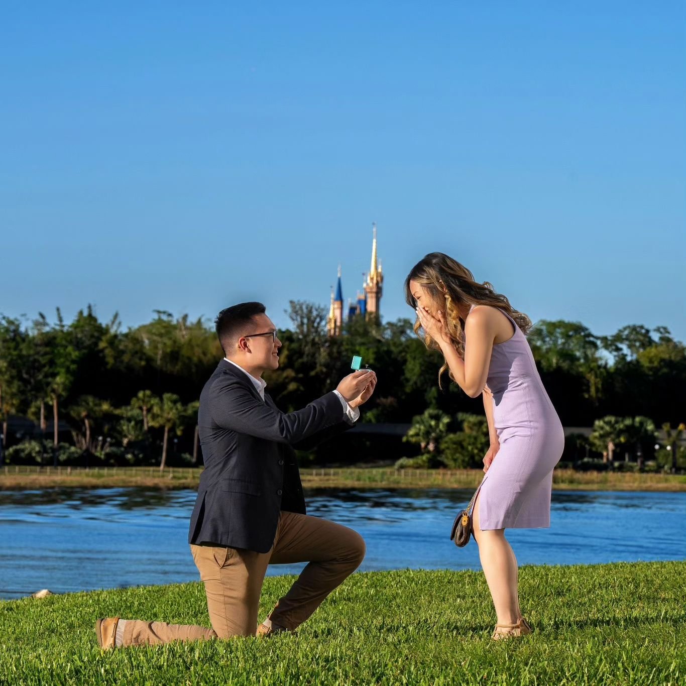 《 That Disney magic! Fellas, when you propose, make sure you hire a pro. We can help out with planning and find you the perfect spot to pop that important question! 💍✨️ 》
.
.
.
#bridetobe2025 #bridetobe #disneyproposal #disneyaddict #weddingphotogra