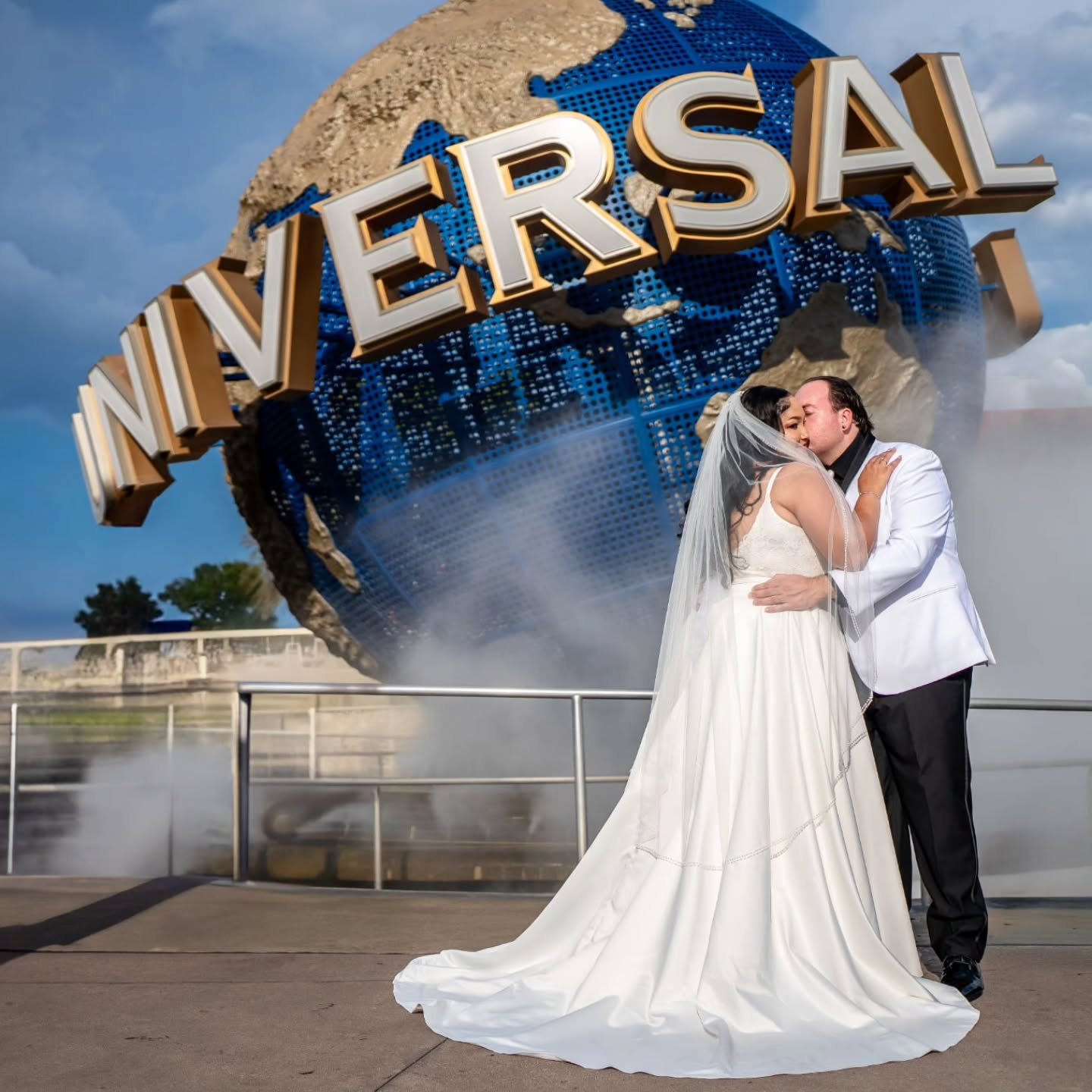 《 Short on time, big on energy 🎸🌎
Samantha + Scott had a wedding day that proved it&rsquo;s not about the hours&mdash;it&rsquo;s about the vibe. These two rocked Hard Rock Live and still made time to strike a pose at the Universal globe like the ic