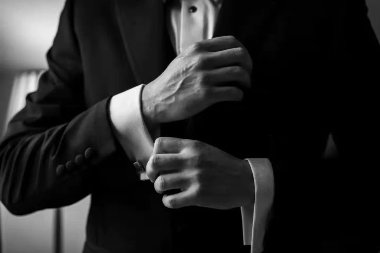 《 The morning starts with jokes flying, ties half-knotted, and a playlist that&rsquo;s just a little too loud. The groom&rsquo;s got his best guys around, hyping him up before the big walk. One last laugh, one last cheers, then it&rsquo;s game time. 