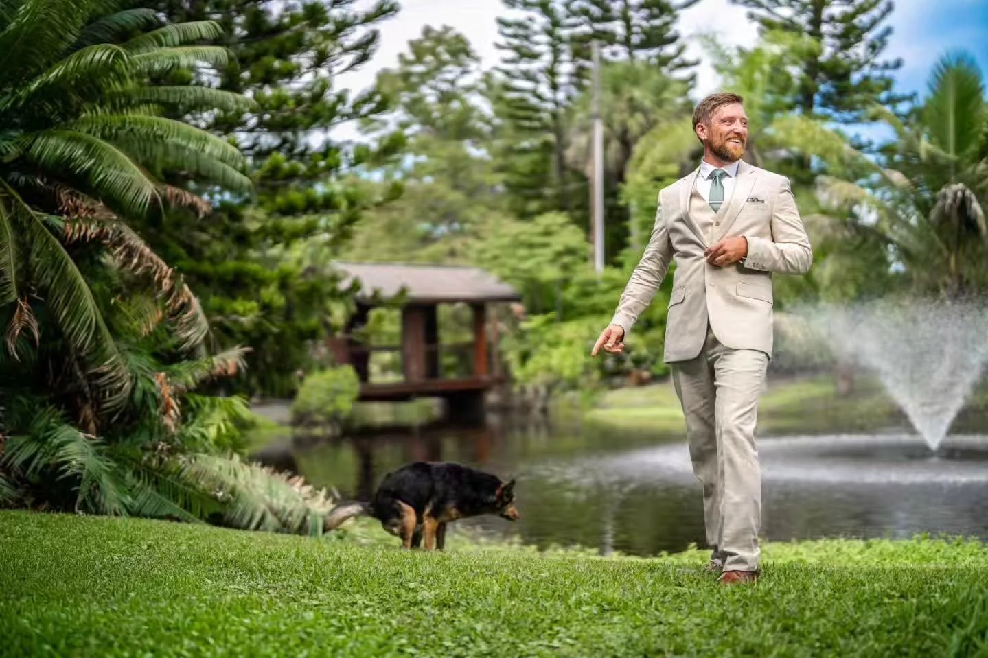 《 The groom showed up ready for portraits&hellip; but his dog? Let&rsquo;s just say he was ready for *other* business. 🚽🐶😂

Proof that no matter how perfectly planned a wedding day is, the funniest memories are the unplanned ones. Honestly, these 