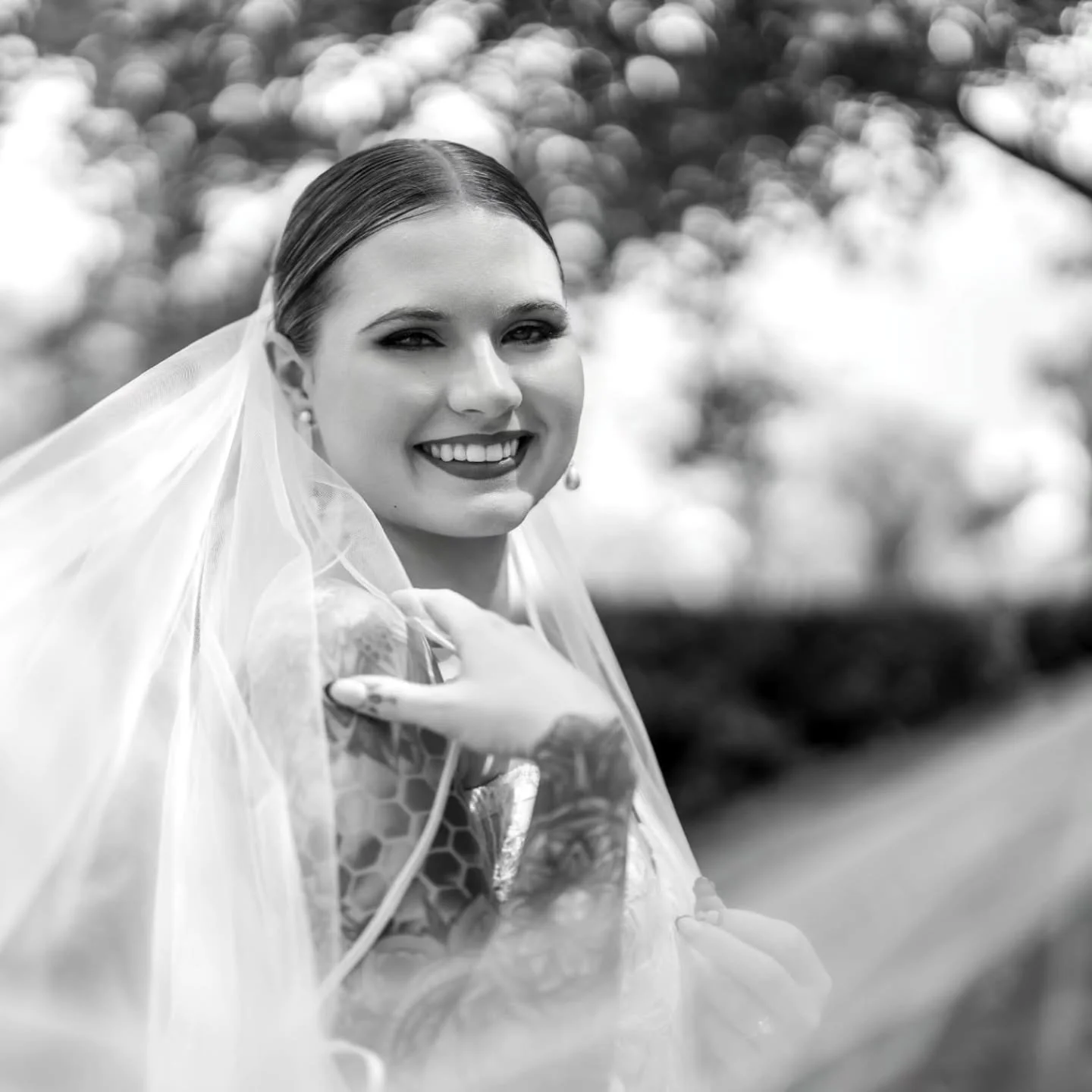 《 Happy Friday! 》

Venue - @chapelandcellar
Planner - @allegroevents.us 
Planner- @_perfectlyplannedbyyas_
Florist- @majestic_flowers_and-blooms 
HAMU - @mad_studio18 
Videography- @white_raven_productions DJ-@irockyourparty 
Live Entertainment - @th