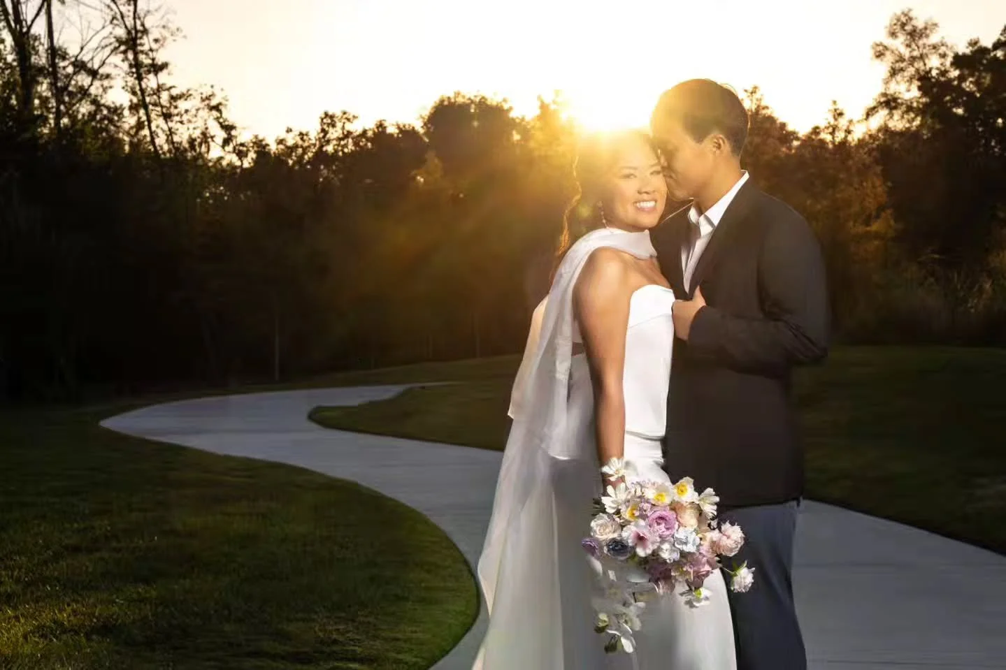 《 Golden hour at Bonnet Springs Park just hits different, I swear.
These two showed up ready to laugh, wander, and chase that perfect sun flare, and man&hellip;the they deliver.
Give me golden hour, nature, and a couple who can&rsquo;t stop smiling a