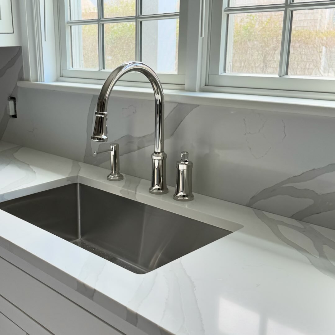 Hello gorgeous! 
Swooning over this gorgeous @kallistadesign faucet and these stunning new countertops! 
.
.
.
#offseasonrenovations #renovation #kitchenrefresh #kitchendesign #detailsmatter #coastalliving #nantucketstyle #lovemyjob