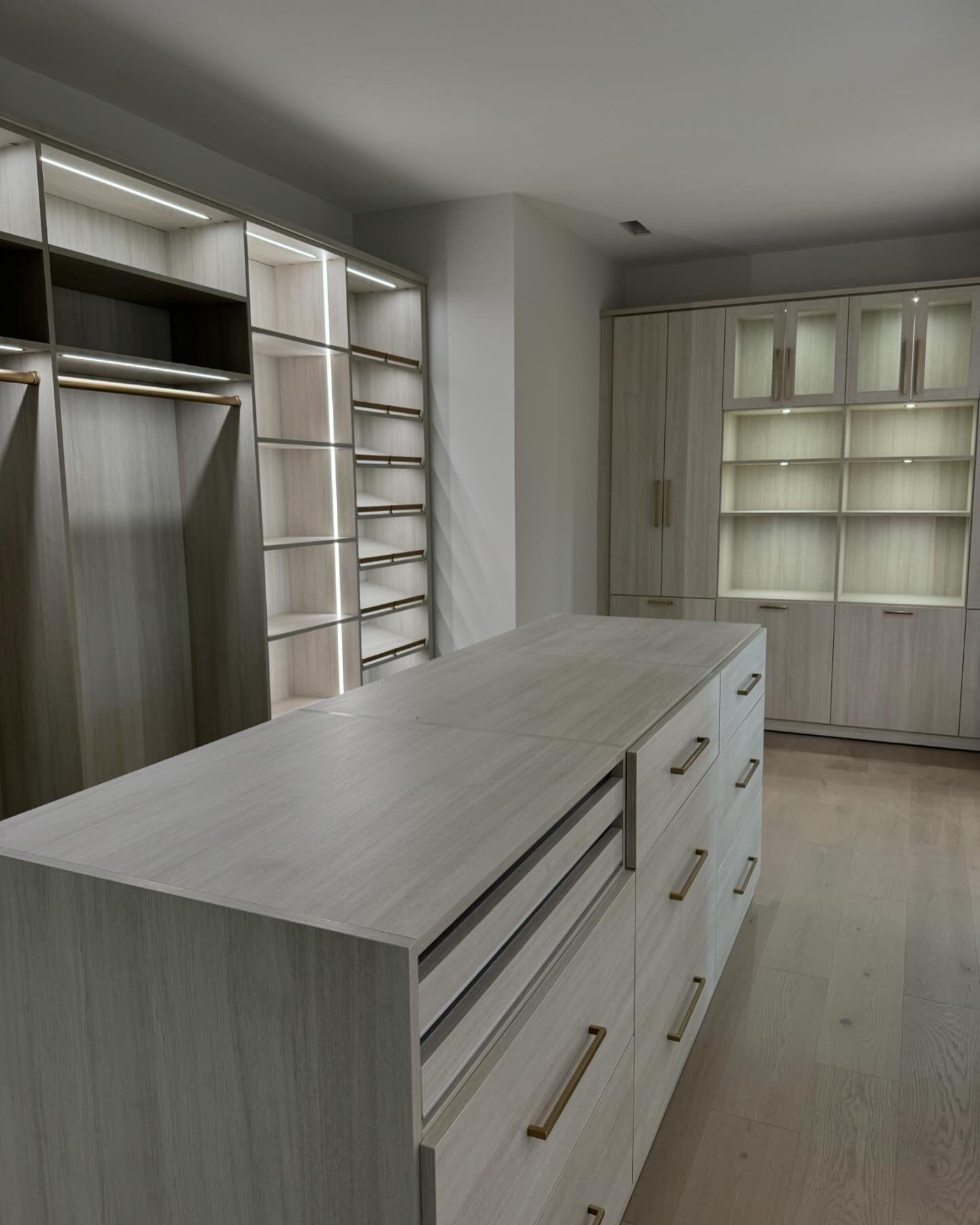 @sarahjessicaparker would approve of this stunning closet!  Gorgeous!

&hellip;just missing the iconic blue @manoloblahnik heels!
.
.
.
#designercloset #design #interiordesign #designergoals #designinspo #luxury #luxehome #newconstruction #california