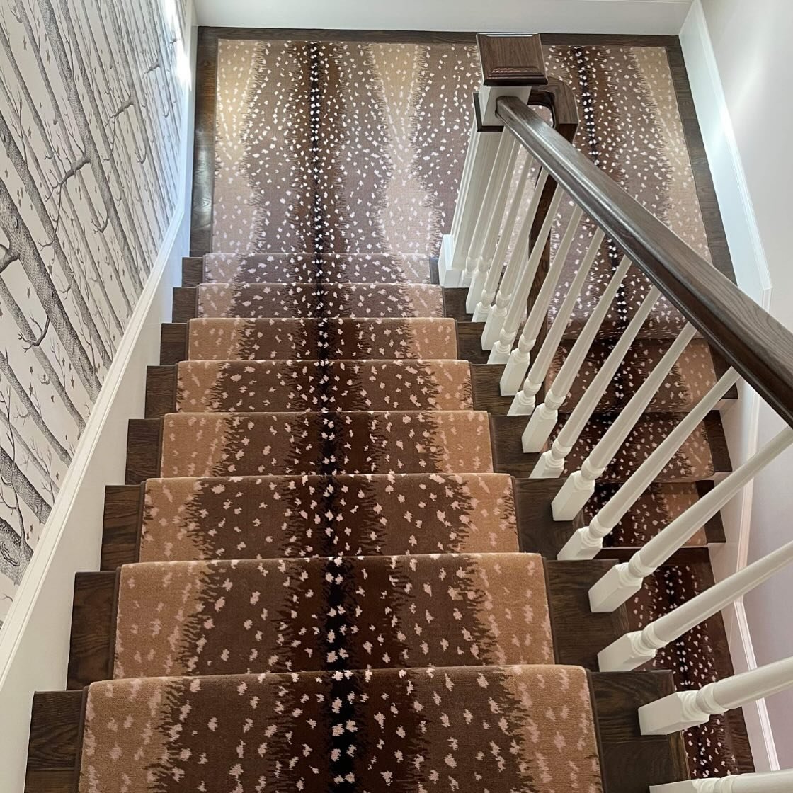 Swooning over this gorgeous installation! Don&rsquo;t be afraid to layer patterns! 
.
.
.
#antelope #woods #carpeting #wallpaper #luxehome #starkcarpets #design #designer #interiordesign #designinspo #remodel #residentialdesign #lovemyjob