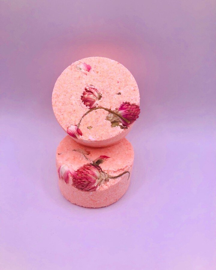 Peppermint Shower Fizzies 🚿 
These smell so amazing! The circle ones are 3 for $10. And the large ones are $5 each. 

Please message us to place order. 

#smallbusiness #peppermint #autumnwindsnwcreations #showersteamers #handmade #madeinoregon #ore