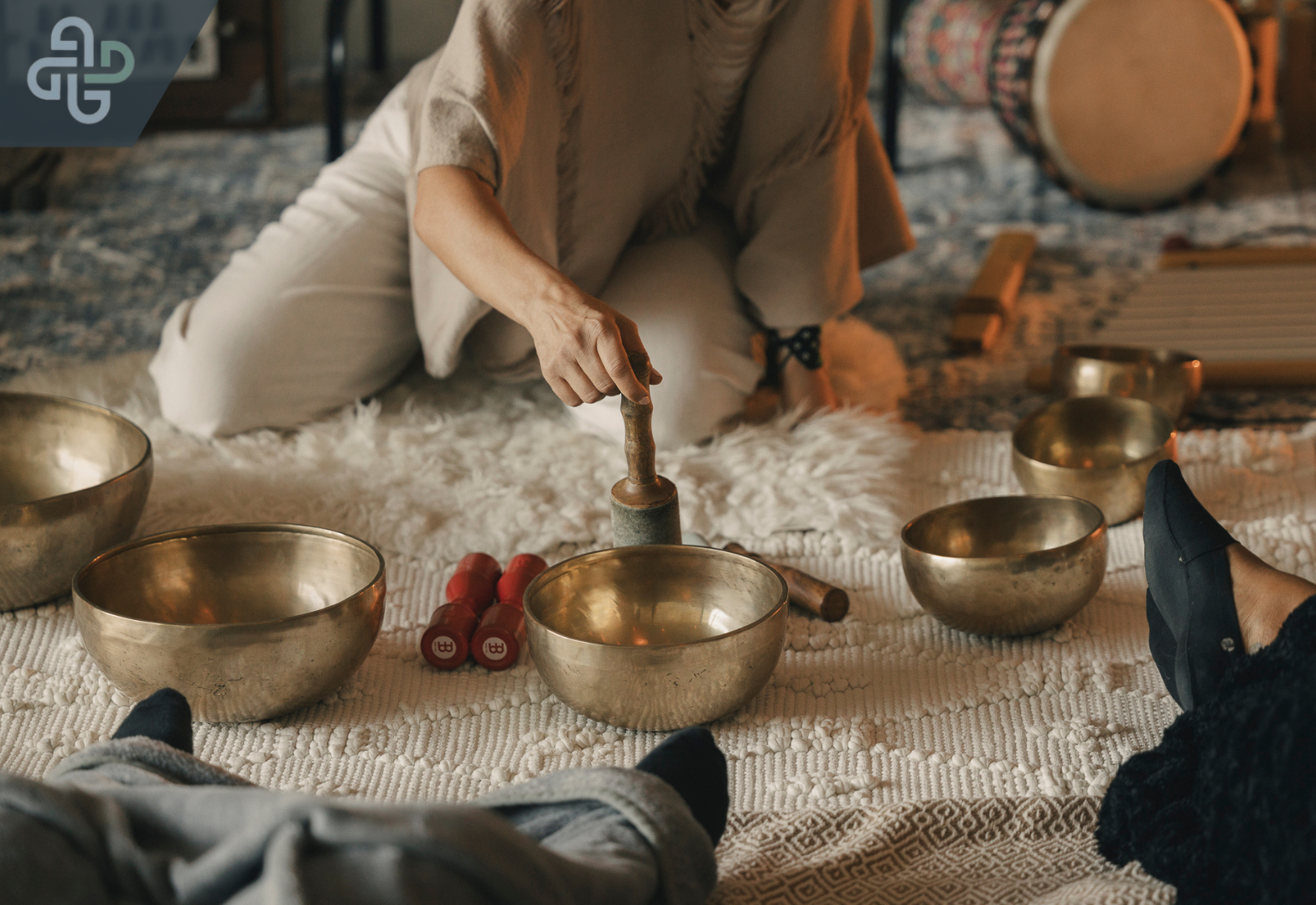 Private Meditation Sessions vs Group Wellness Events: What’s Right for You?