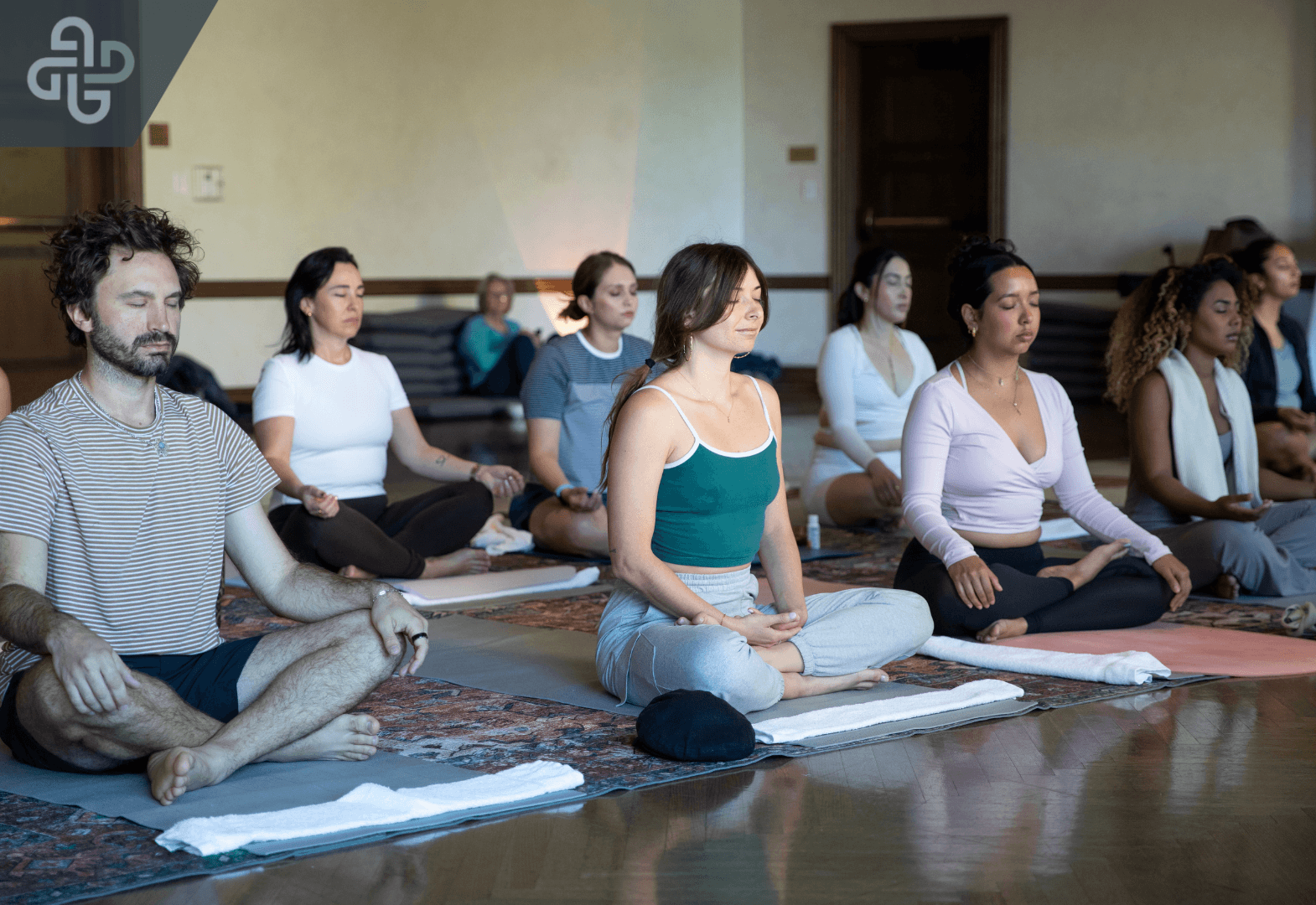 Online Meditation Classes vs In-Person