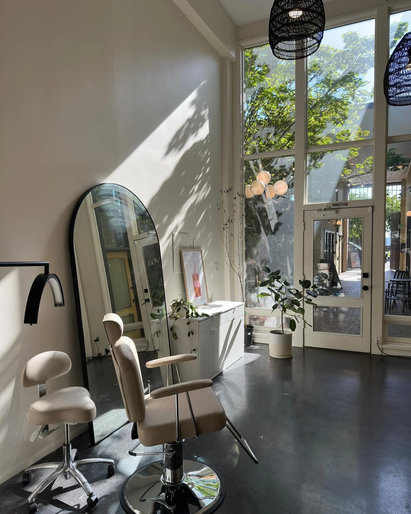 The perfect spot for your brow, lash, or makeup clients 🫶