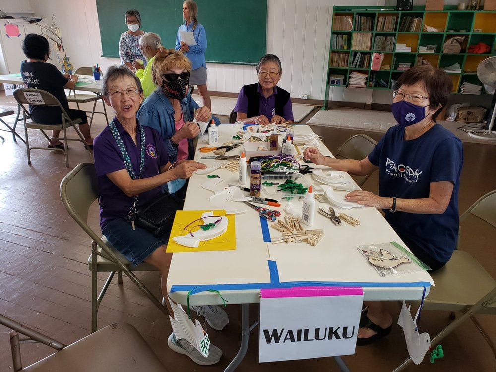 Enjoying Wailuku's crafts table