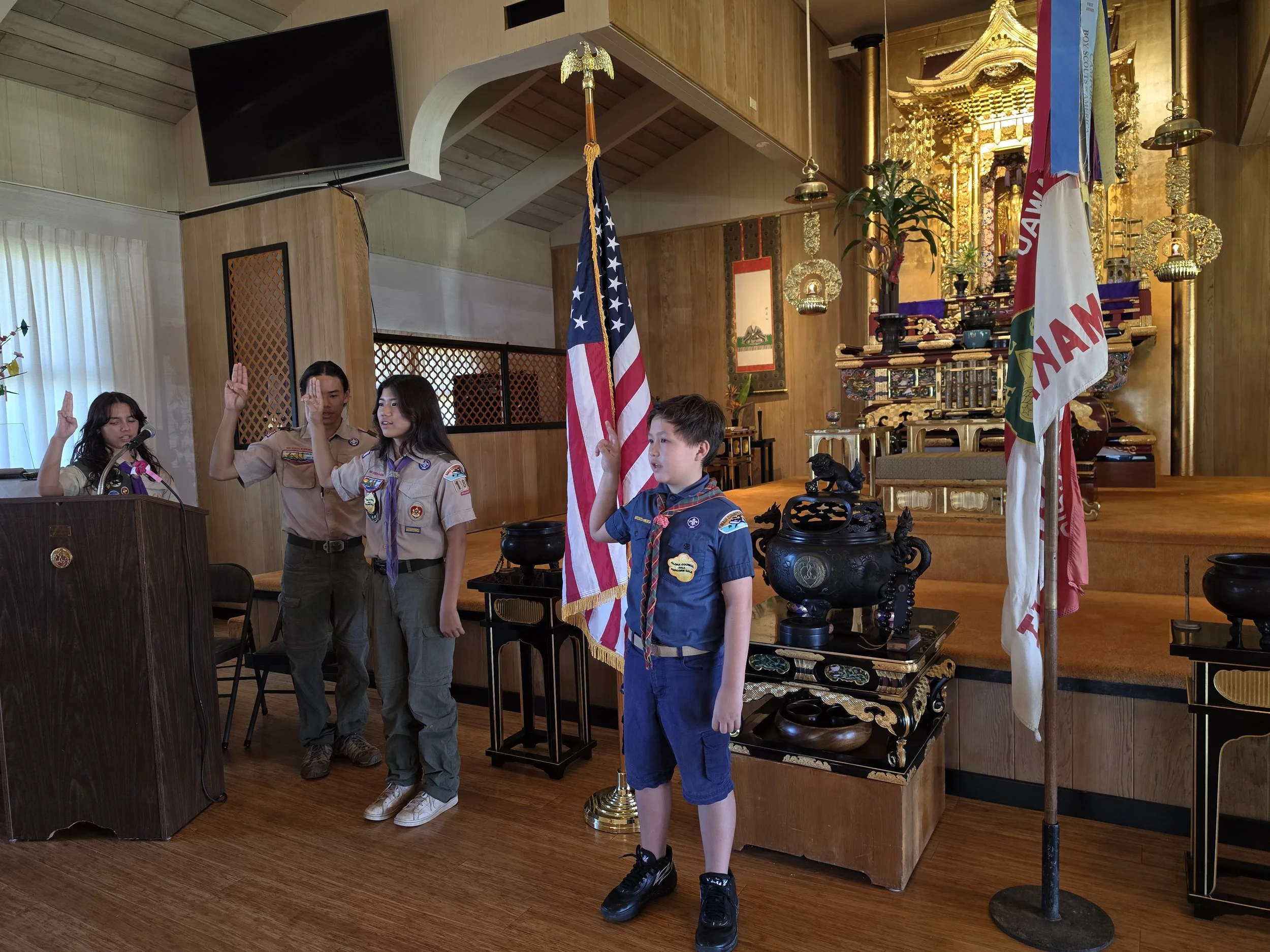 Cub Scout Kenneth Kosaka leading pledge
