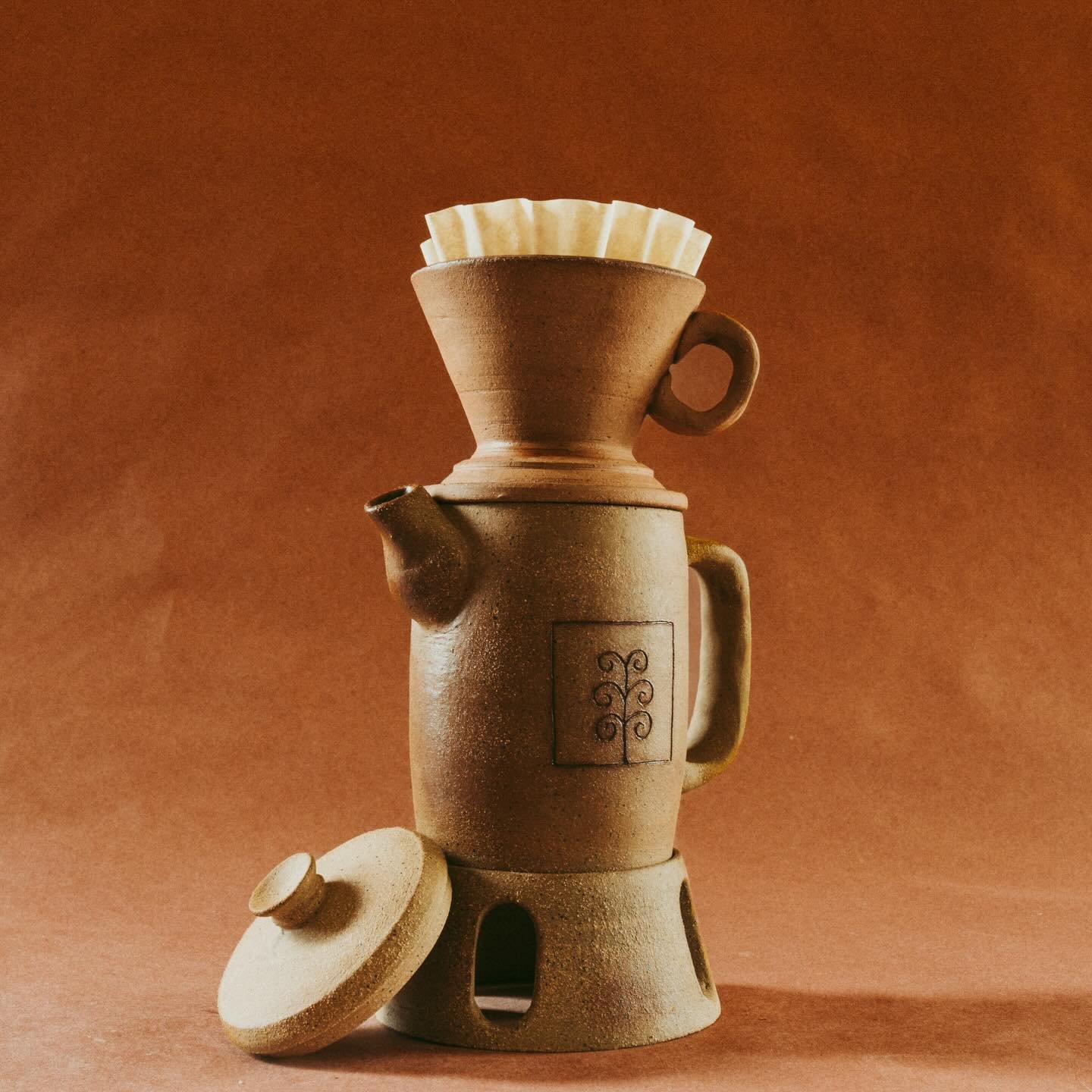 .
18𝘰𝘻 𝘤𝘰𝘧𝘧𝘦𝘦 𝘤𝘢𝘳𝘢𝘧𝘦 𝘸𝘪𝘵𝘩 𝘱𝘰𝘶𝘳 𝘰𝘷𝘦𝘳 &amp; 𝘸𝘢𝘳𝘮𝘪𝘯𝘨 𝘴𝘵𝘢𝘯𝘥
Stoneware w glaze inlay 

3rd iteration of this design, excited to share ☺️