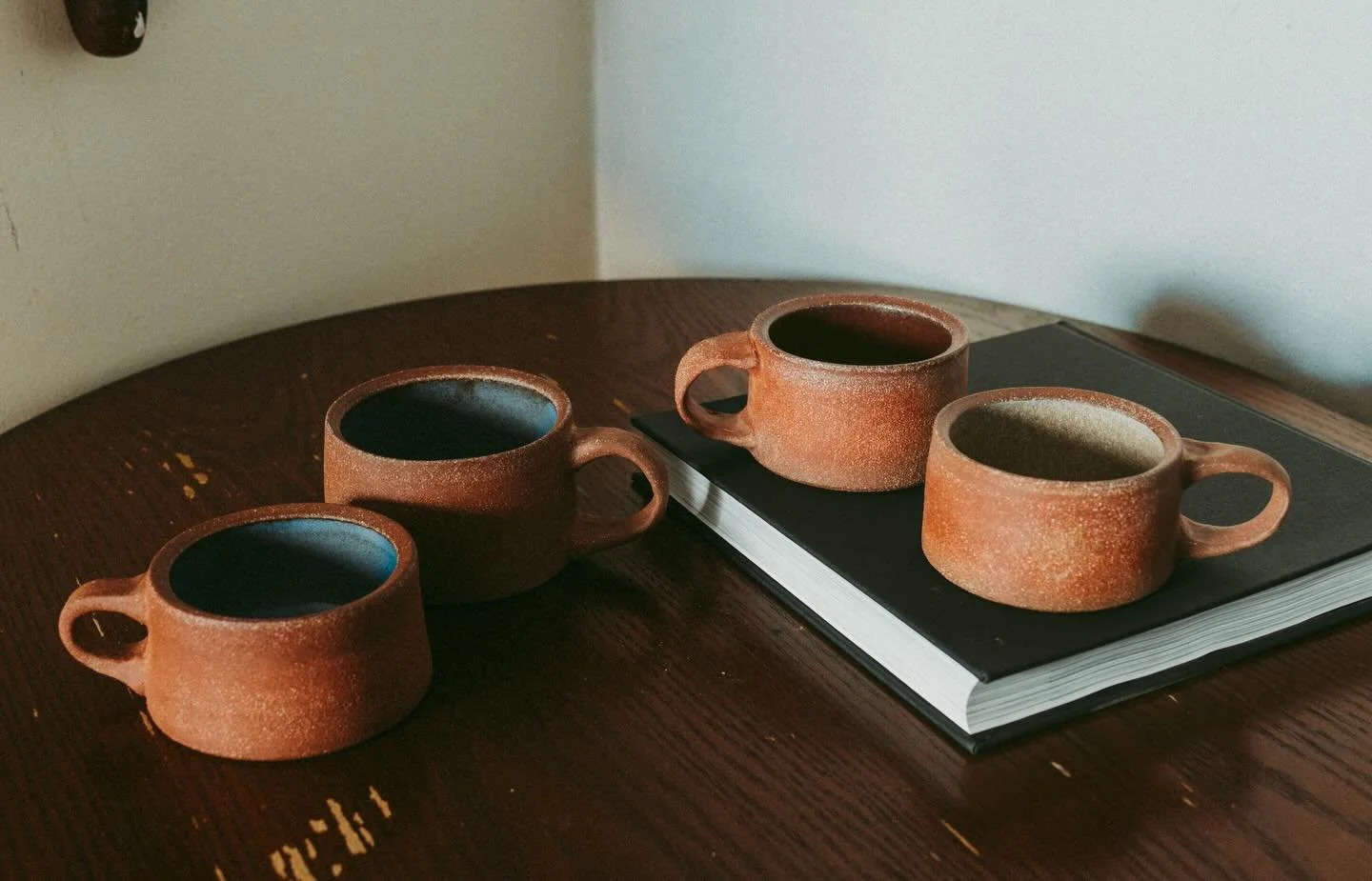 𝑀𝓊𝑔𝓈!
Raw red stoneware w/ glaze inside
