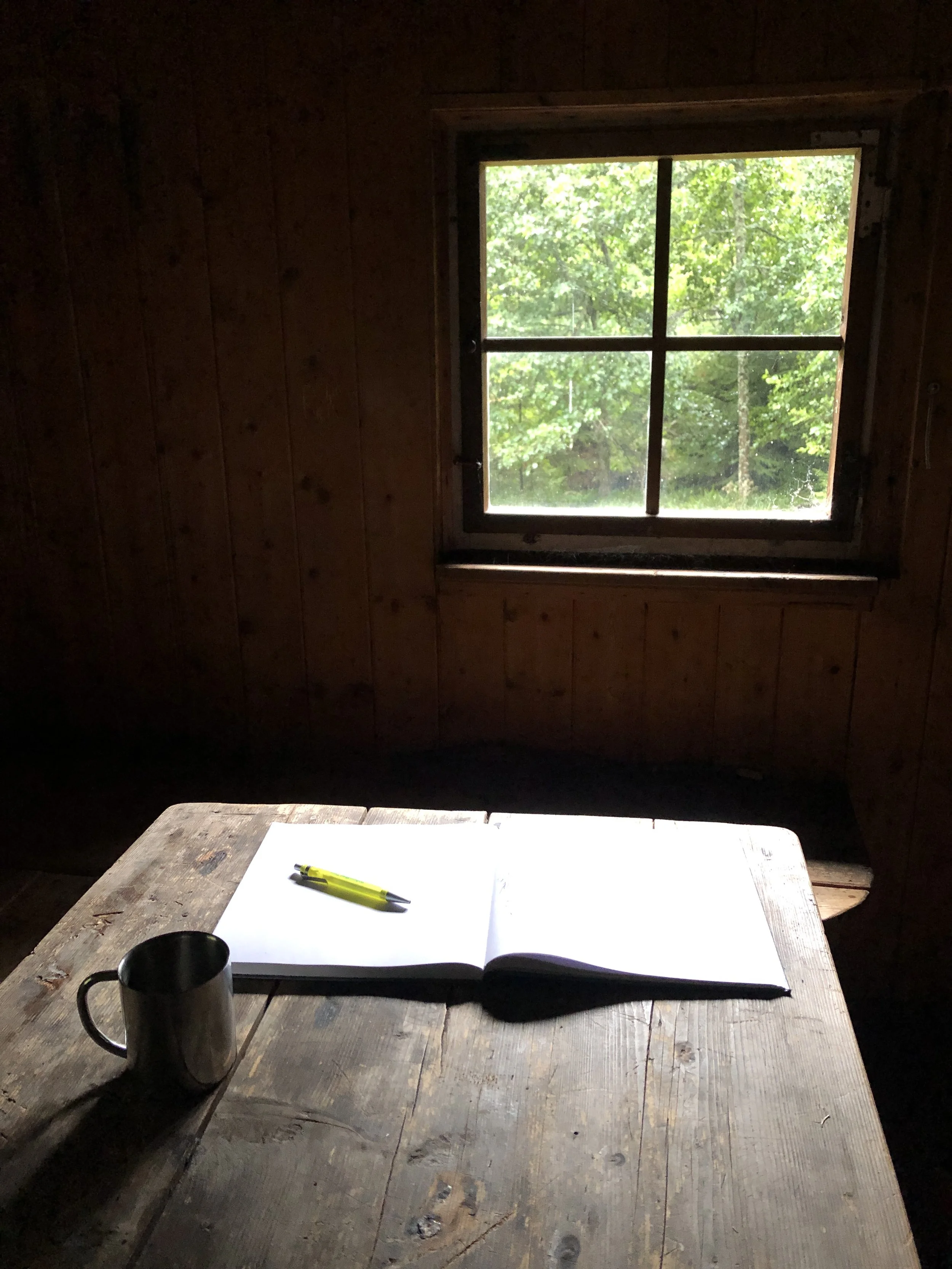 Abschließende Reflexion und Formulieren der nächsten Schritt in einer gemütlichen Hütte im Tonbachtal bei Baiersbronn.