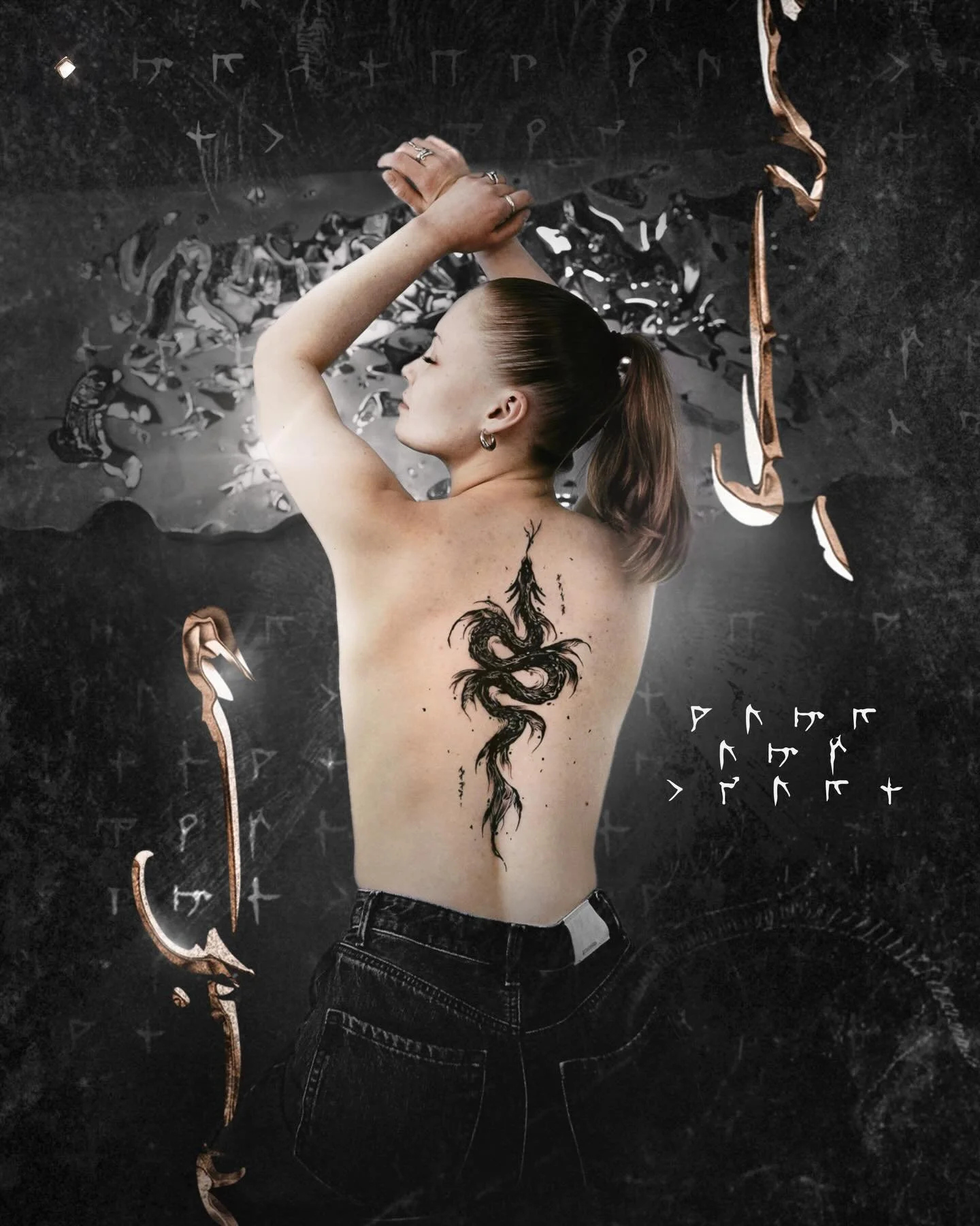 Dunkle Eleganz 🐍 Tief gewunden entlang der Wirbels&auml;ule, als w&uuml;rde sie aus dem Innersten aufsteigen.

Ein Zeichen f&uuml;r Erneuerung, f&uuml;r stille Kraft, f&uuml;r das Verborgene, das wir z&auml;hmen.
 Roh. Organisch. Und doch kontrollie