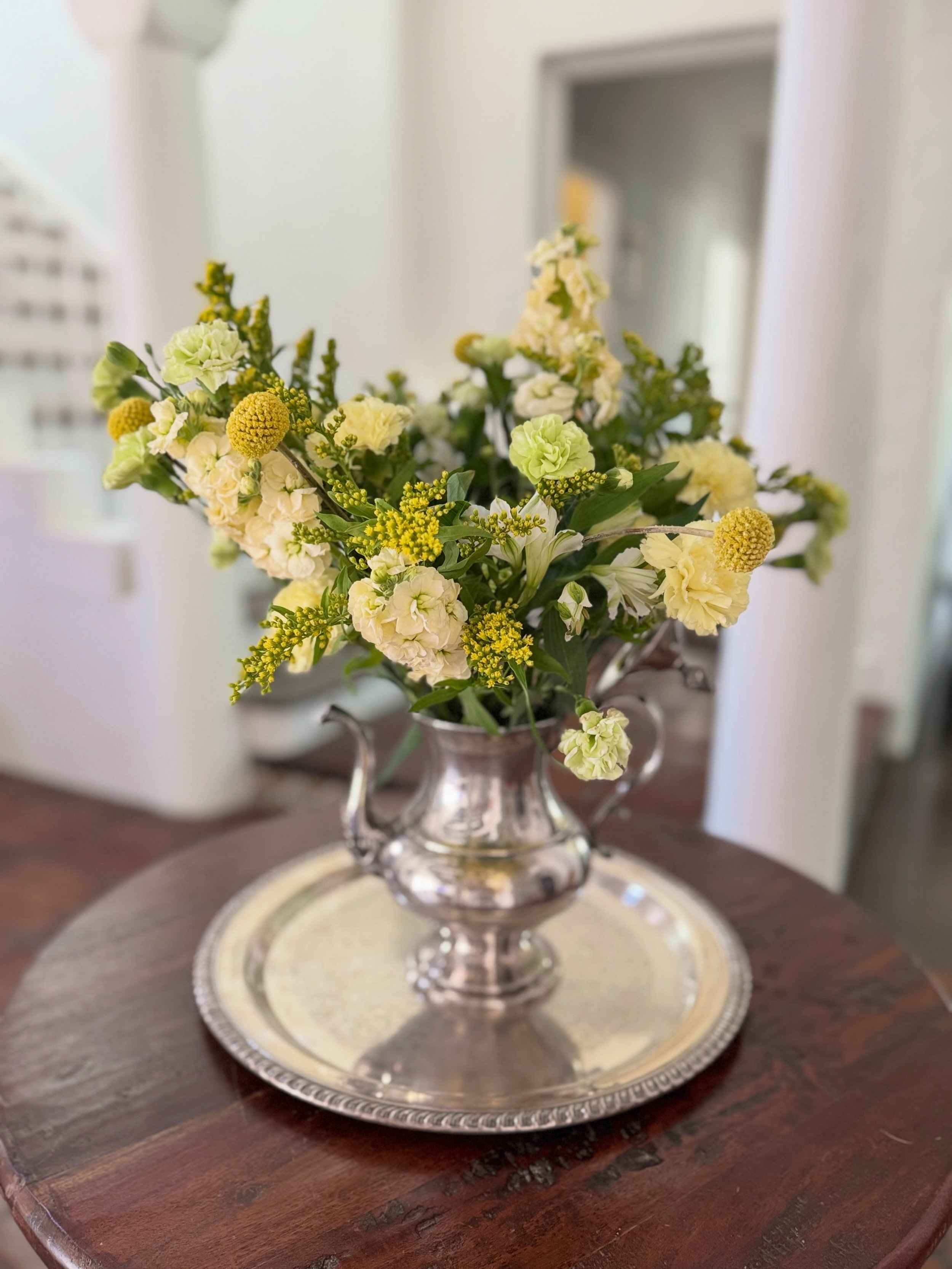 This week&rsquo;s bouquet, thoughtfully arranged. 💛🤍

Soft yellow and white blooms come together in a fresh arrangement that&rsquo;s sure to brighten your home this weekend. Available for Friday delivery! 🌼