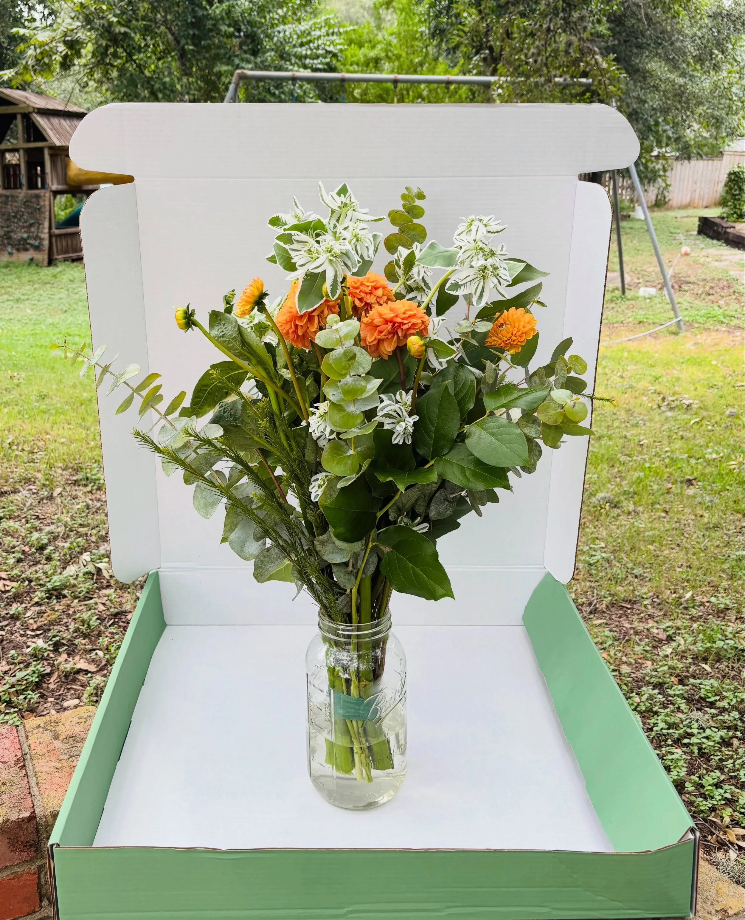 Friday Flowers!! Out for delivery 📩🌼💐 We hope everyone has a wonderful Labor Day weekend!