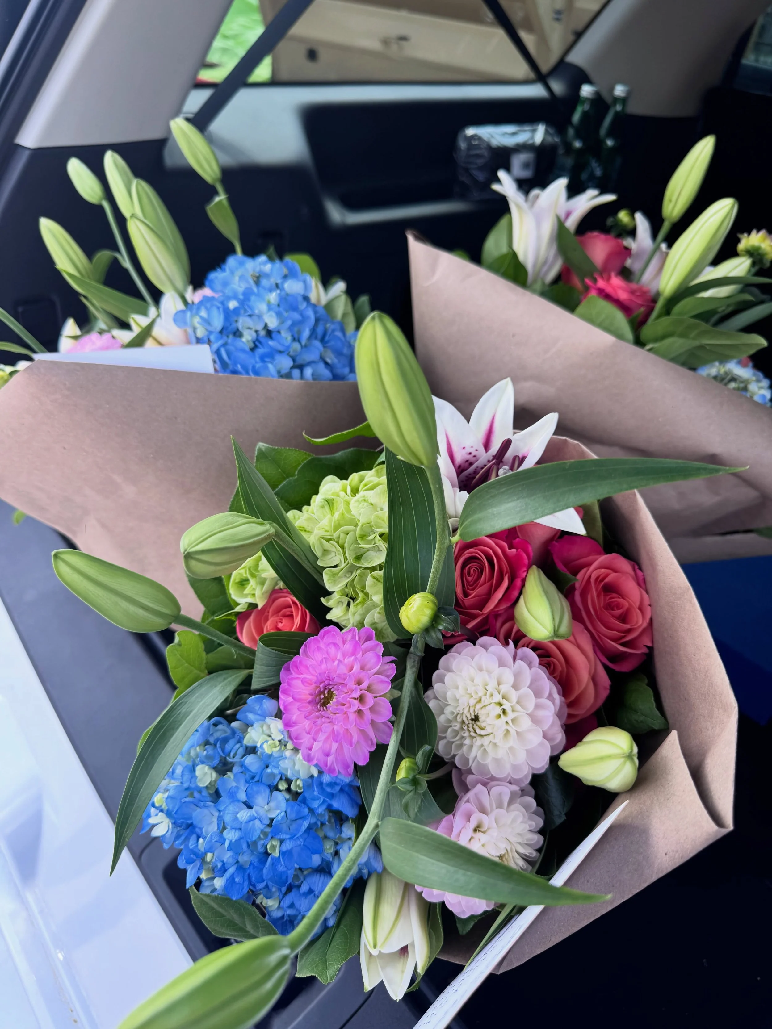 Friday Bouquets heading out today just as @htandco.1 pumpkins are coming in! Excited for all of the collaboration we have in store for this holiday season!💐💐💐