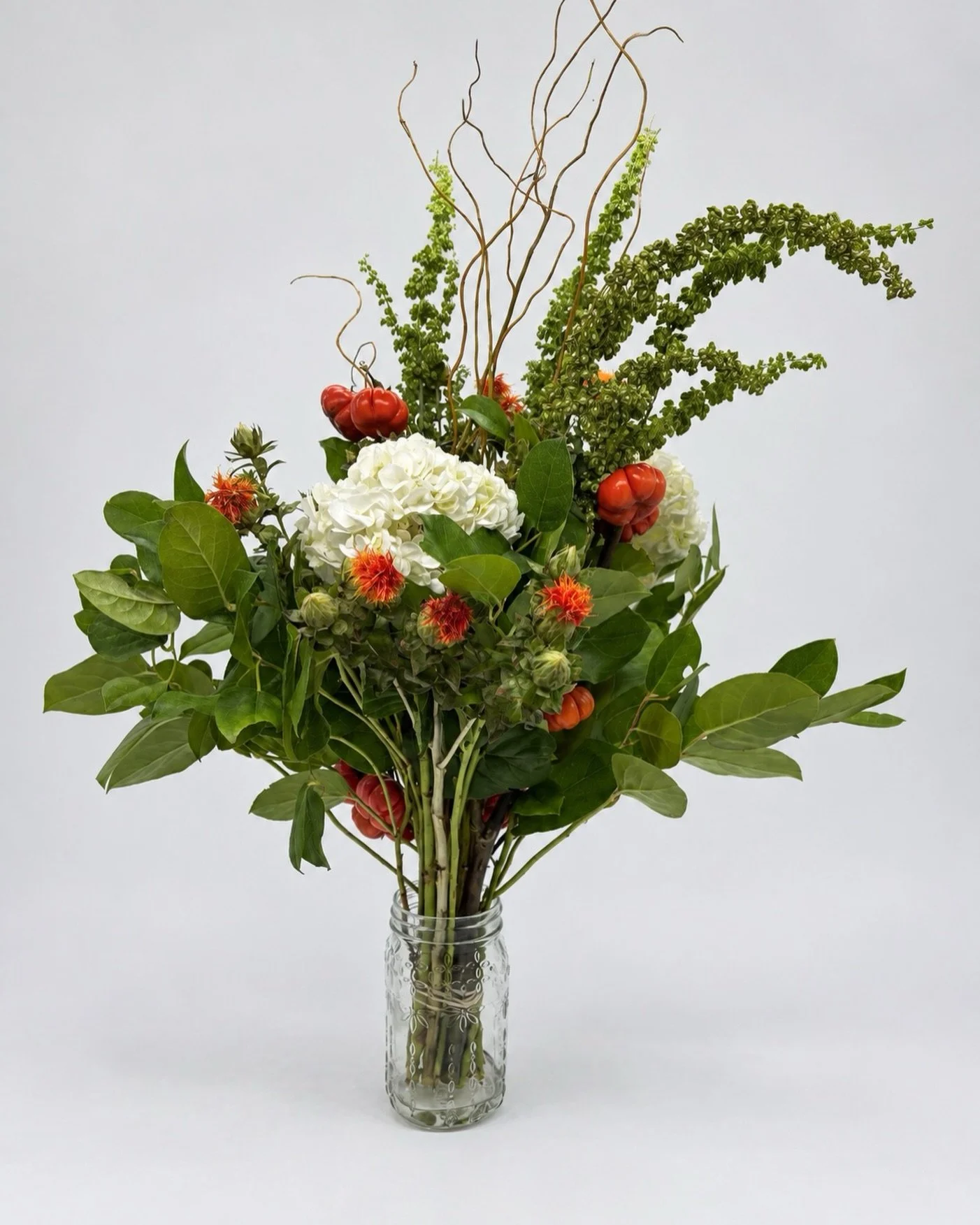 Fall blooms with a little pumpkin charm. 🎃🤍 Fresh greens, creamy whites, and pops of orange to welcome the season.