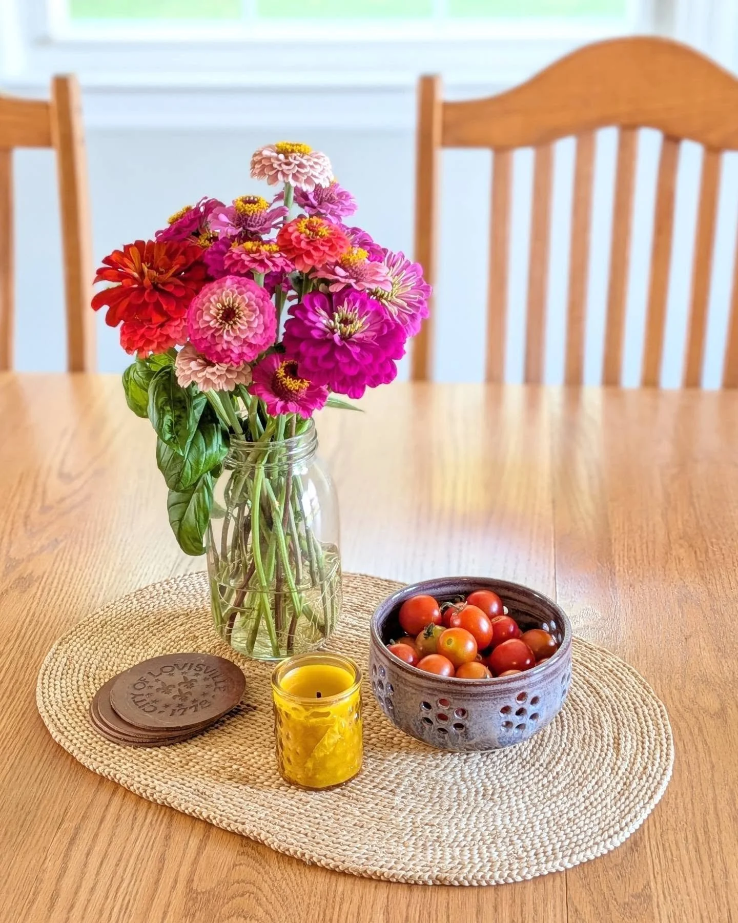 Lessons from the garden:

1) Things take time.

2) I'm not in control.

3) The best part about abundance is giving it away.

4) Hard work feels (and tastes) good.

5) Fresh air just makes things better.

6) Simple is beautiful.

#ordinary #beauty #si