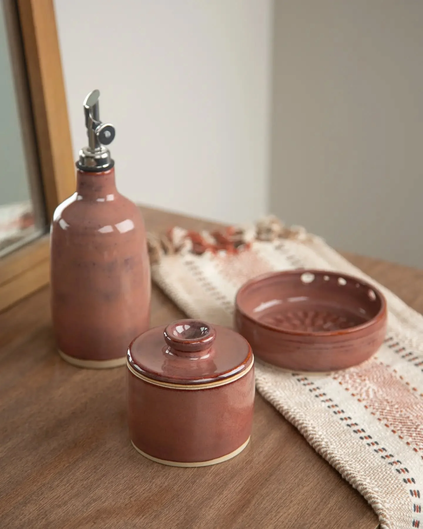 A moment for this matching set in Mesa. A few things make me look at my pottery differently (and with pride), and a matching set is one of them ✨

#pottery #handmade #ceramics #slowliving #simplelife