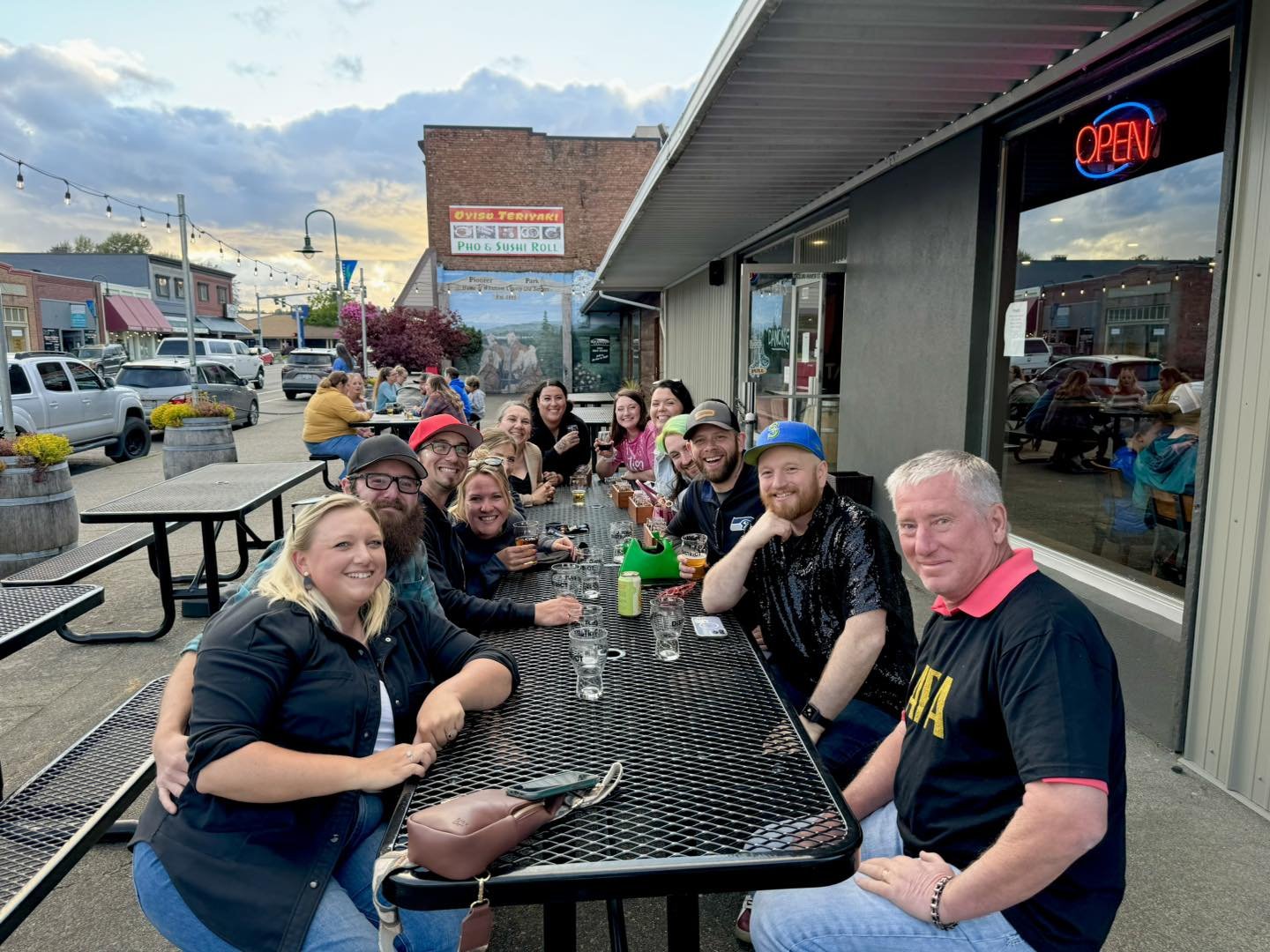 [FERNDALE] It&rsquo;s a great day to sit outside! Bring the whole family for dinner and drinks, check out the arcade, and enjoy your evening at District! 🍻☀️

#FerndaleDistrict #FerndaleBeers #whatcomcounty