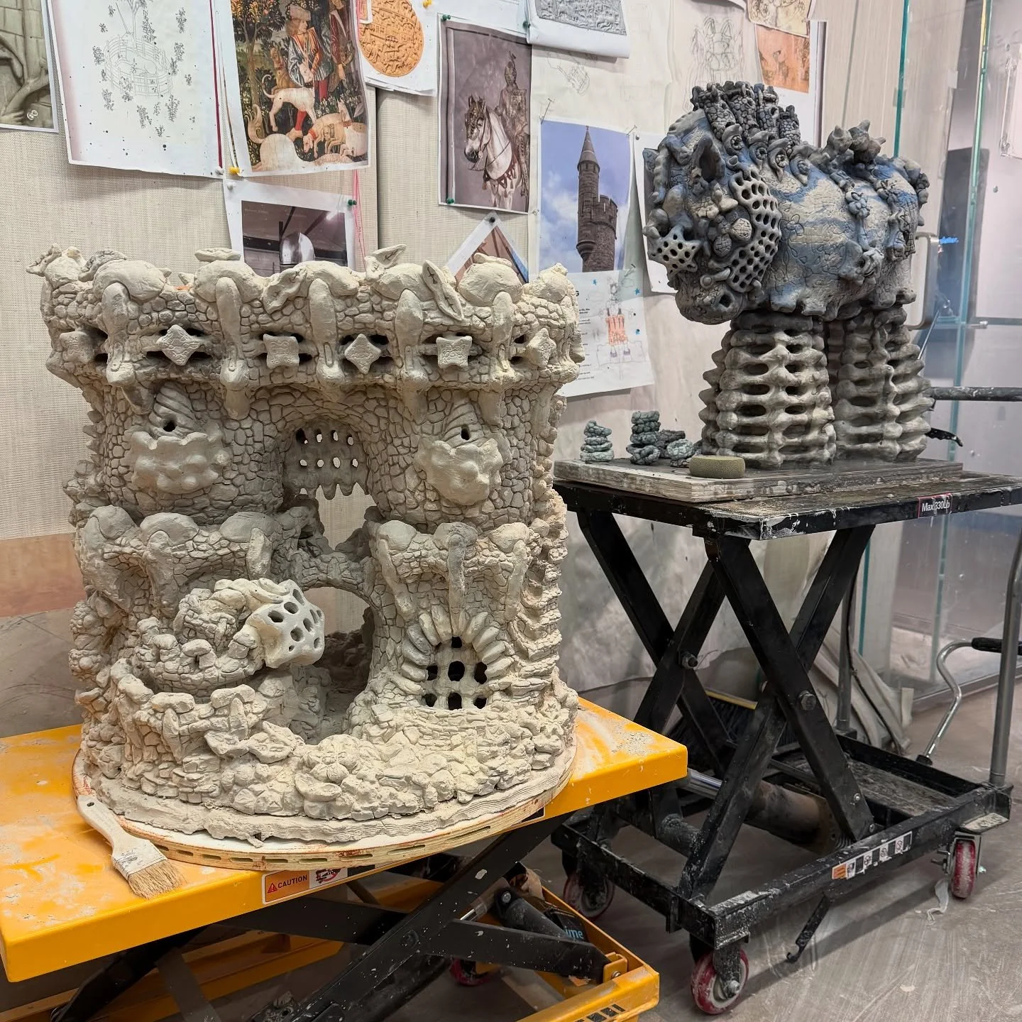 two bbz waiting to be united in their final form
➡️➡️ swipe to see a cute lil photoshop overlay 🥺🥺🥺🥺
i can’t wait!!!!!!! yeeee!!!!!! 💖💖🪽🪽🪽🪽
#sulobee #sparklefilth #ceramicart #clay #clayartwork #ceramica #ceramikaużytkowa #ceramika
