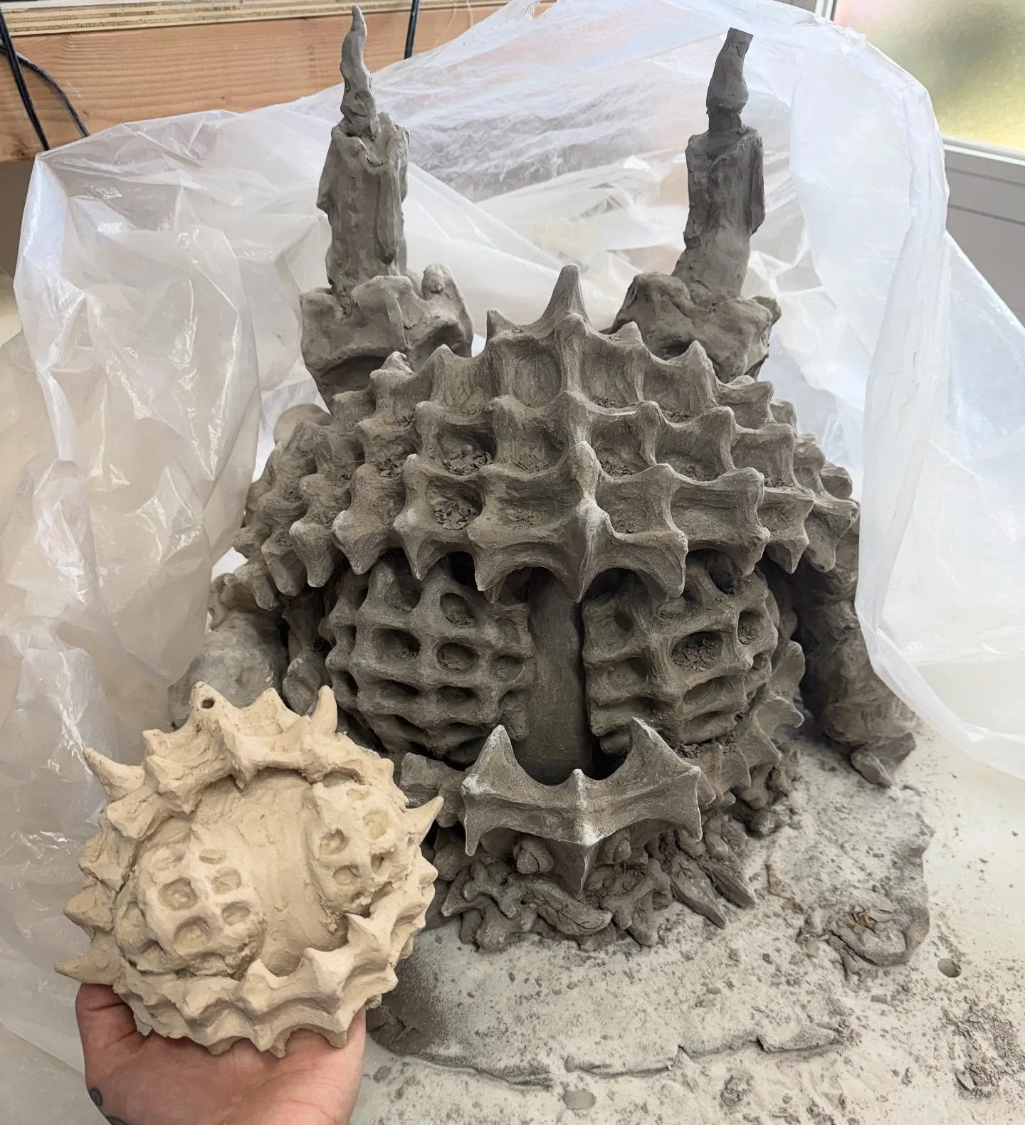 bb knight with big knight 💖
dreamy bone collector and dungeon overlord // precious beings in caverns deep // dungeon dwellers in lucious leaves // ethereal echoes of lovers sweet 
#sulobee #sparklefilth #ceramic #ceramicart #clayart #clayartwork #