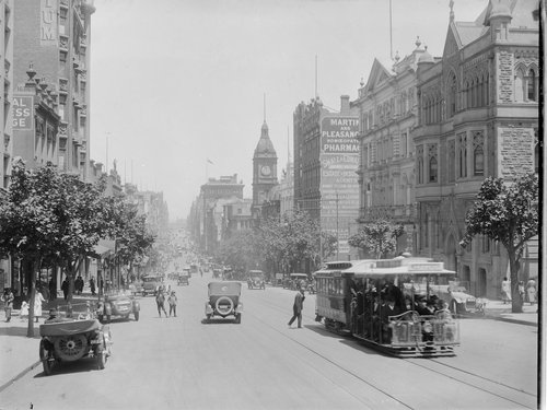  Collins Street, Melbourne, viewed from near Russell Street, looking towards Spencer Street
Fowler, Lyle 1891-1969 photographer.
[ca. 1910-ca. 1920]