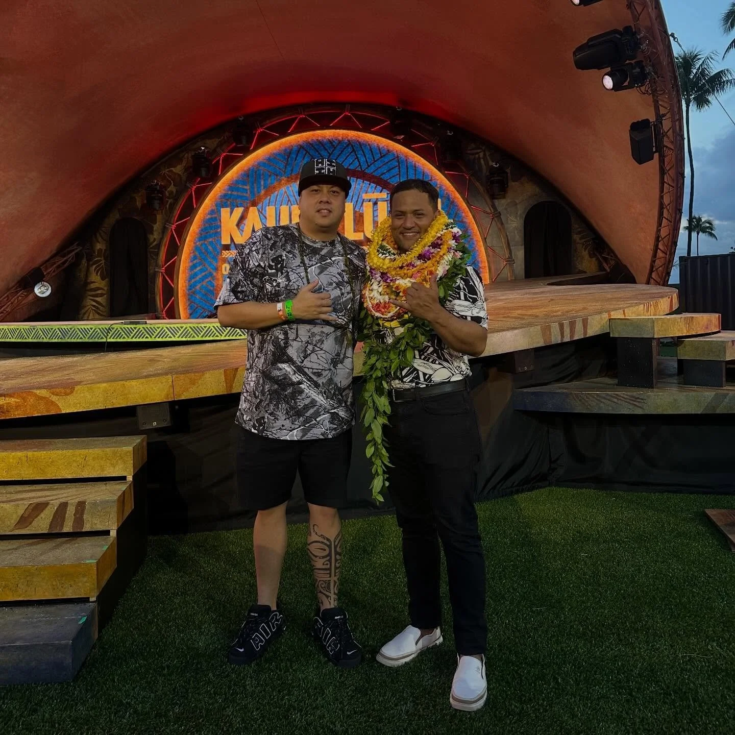 Congrats @joekuhio @hawaiiancouncil on the brand new @kaulaluau at @koolinaresort amazing show and space!