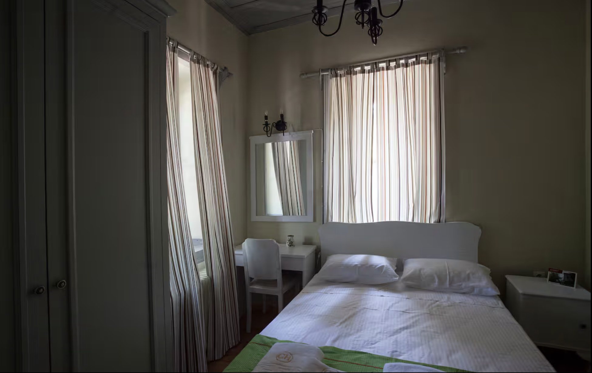 Main House - Double Bedroom - Shared Bathroom