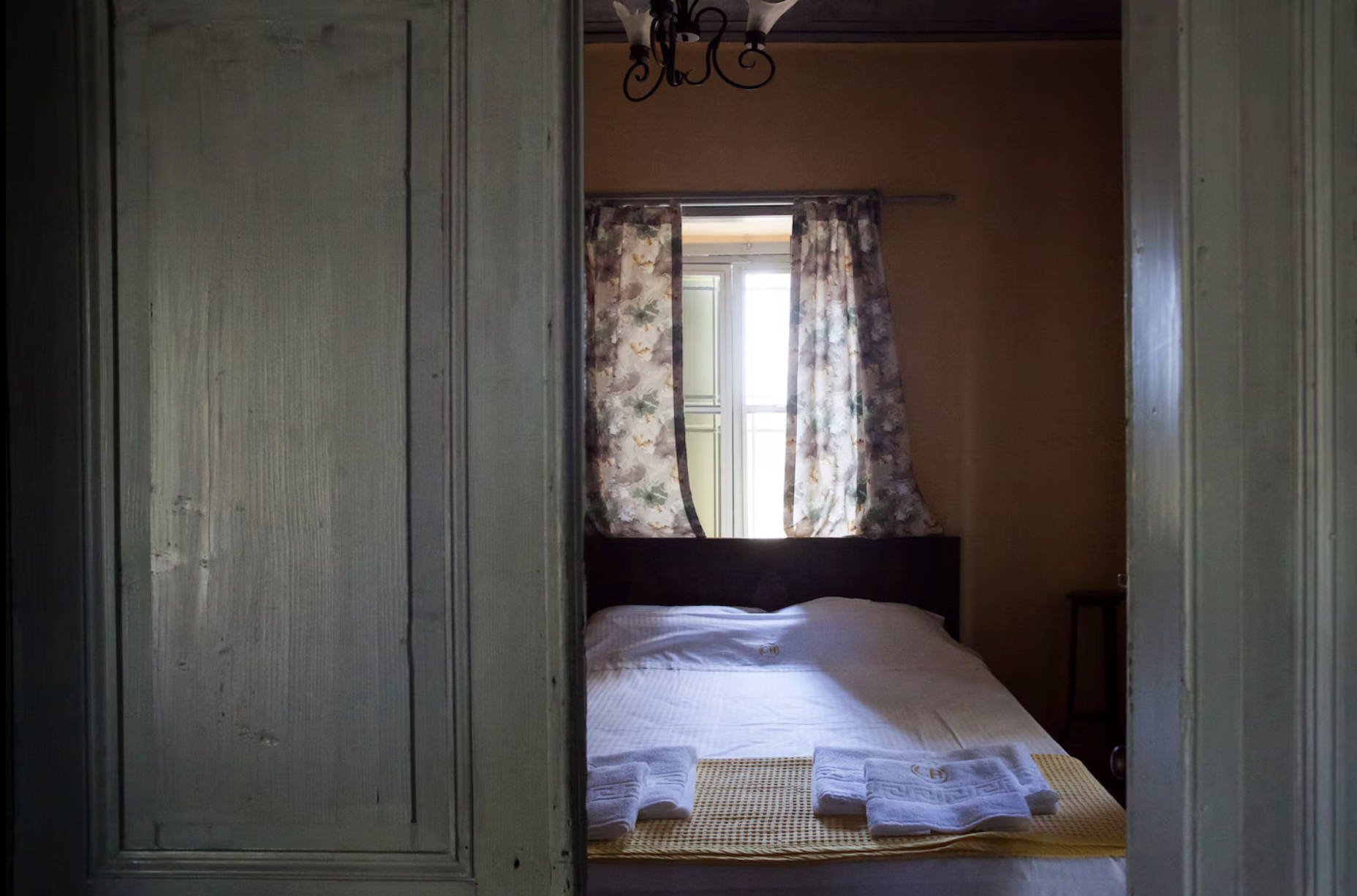 Main House - Double Bedroom - Shared Bathroom