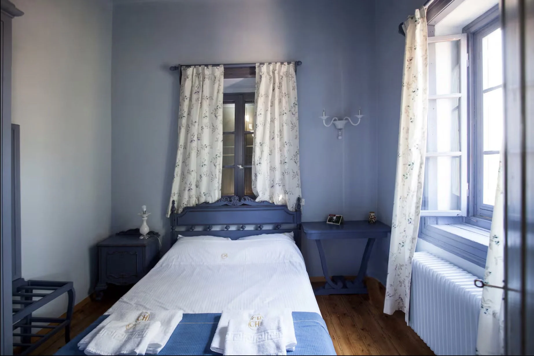 Main House - Double Bedroom - Shared Bathroom