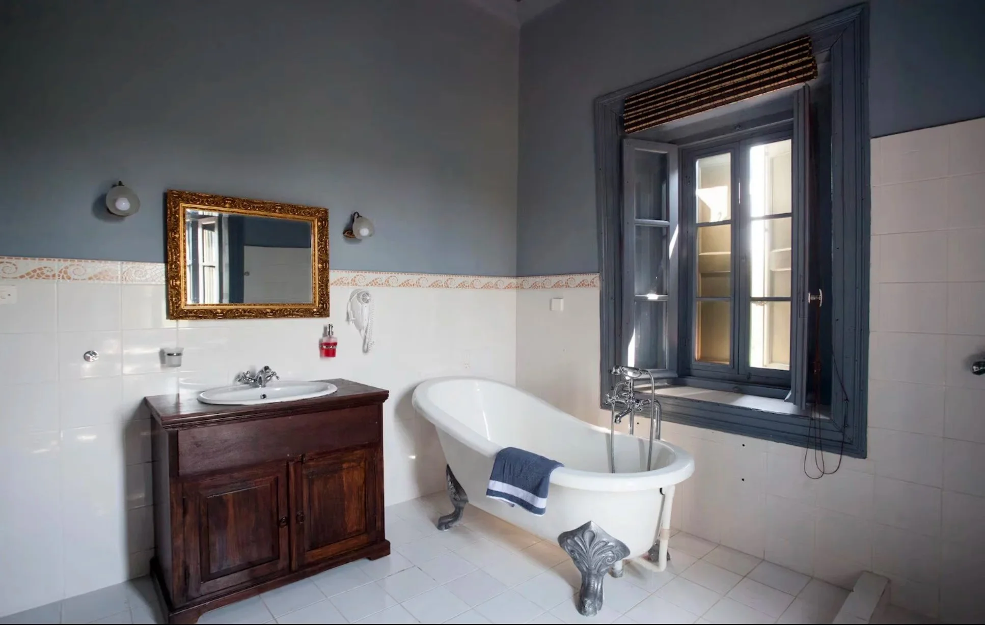 Main House - Shared Bathroom