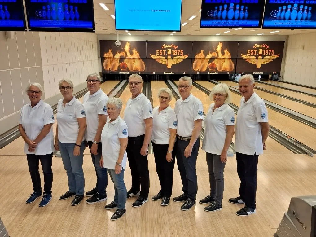 I fredags spelades bowling och detta fina g&auml;ng passade p&aring; att inviga T&aring;nneryds Byalags fina pik&eacute;tr&ouml;jor som nu finns att k&ouml;pa. De finns i dam- och herrmodell och kostar 275:-. Damstorlekarna &auml;r n&aring;got sm&ari