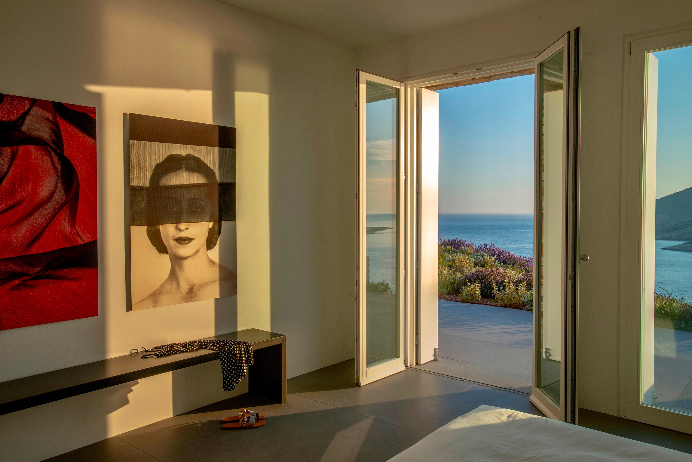 106 CST BED 4 Indoors Outdoors.png