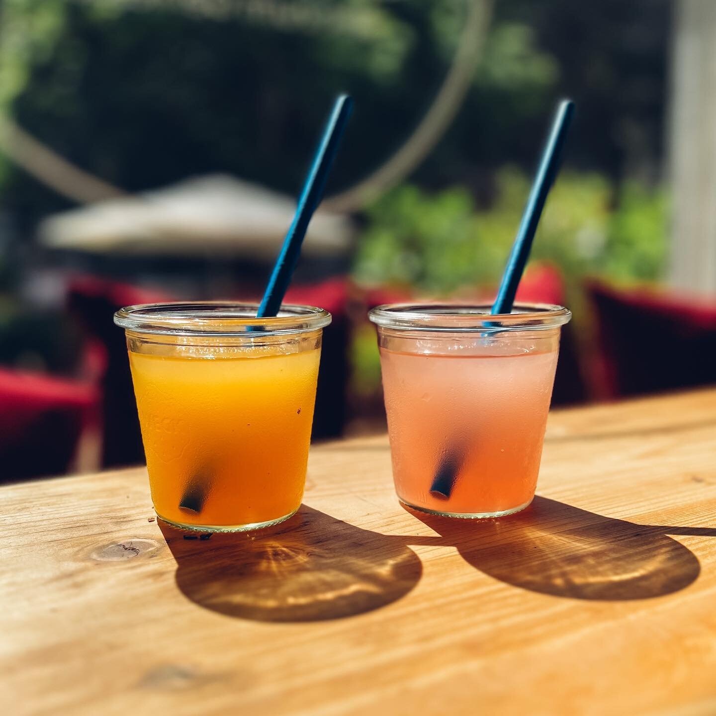 Neu im @mela_bistro . Mela Slush aus hochwertigem, kaltgepressten Direkts&auml;ften f&uuml;r Gro&szlig; und Klein. Die Doppel-Kugel Sorbet-Eis zum trinken. Rhabarber und Aprikose jetzt in unserem Auen-Garten genie&szlig;en ☀️
#mela #melabistro #erfur